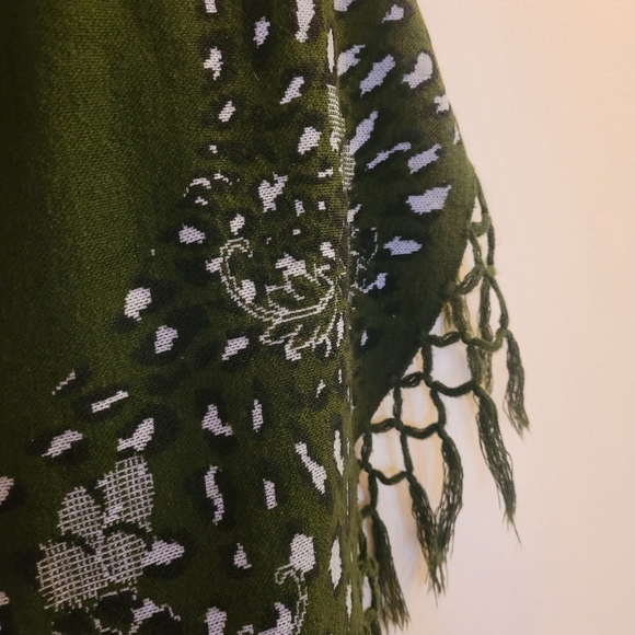 Green crocheted shrug - Picture 3 of 3